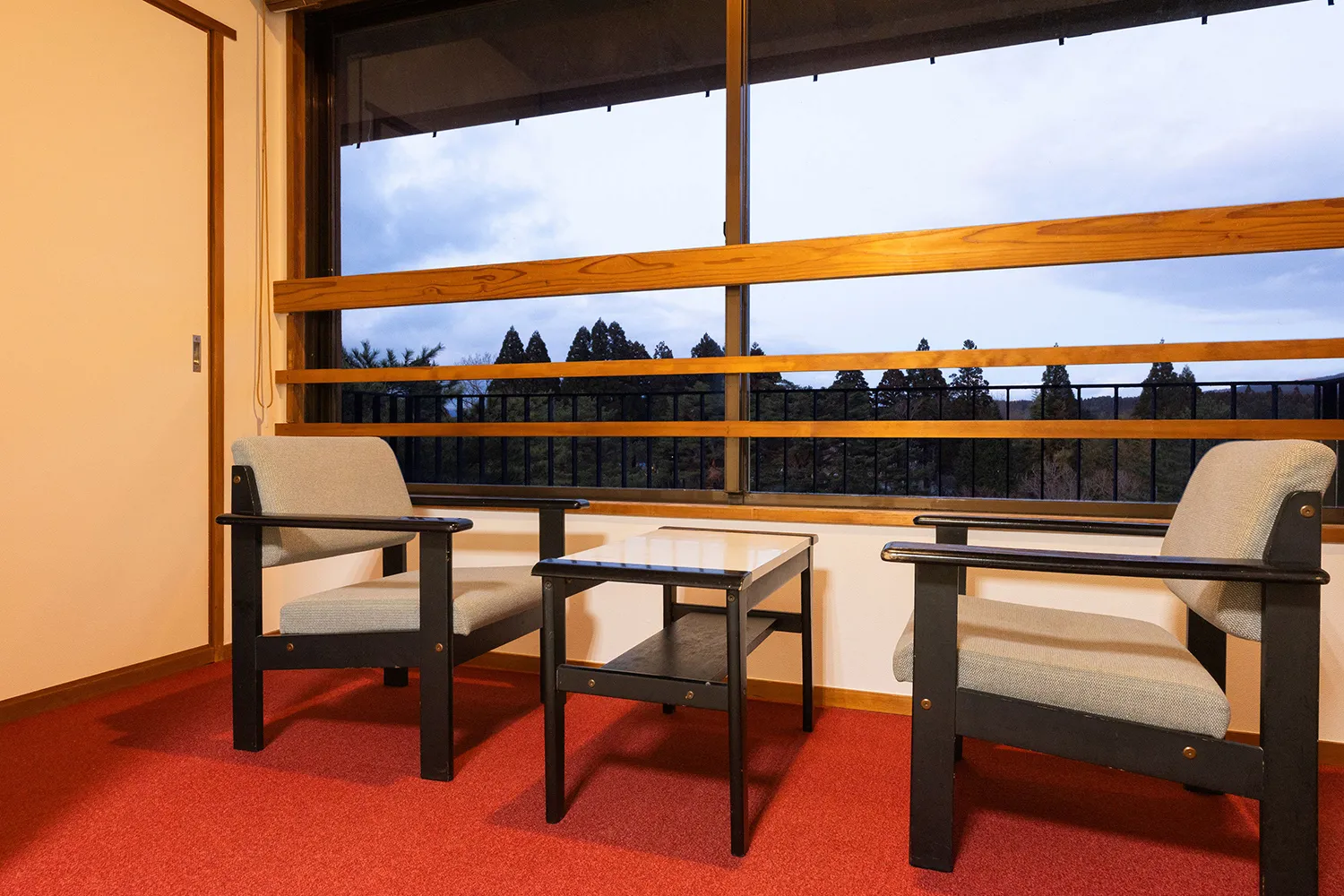 最上階和室12畳 眺望良好で優雅な庭園を望む