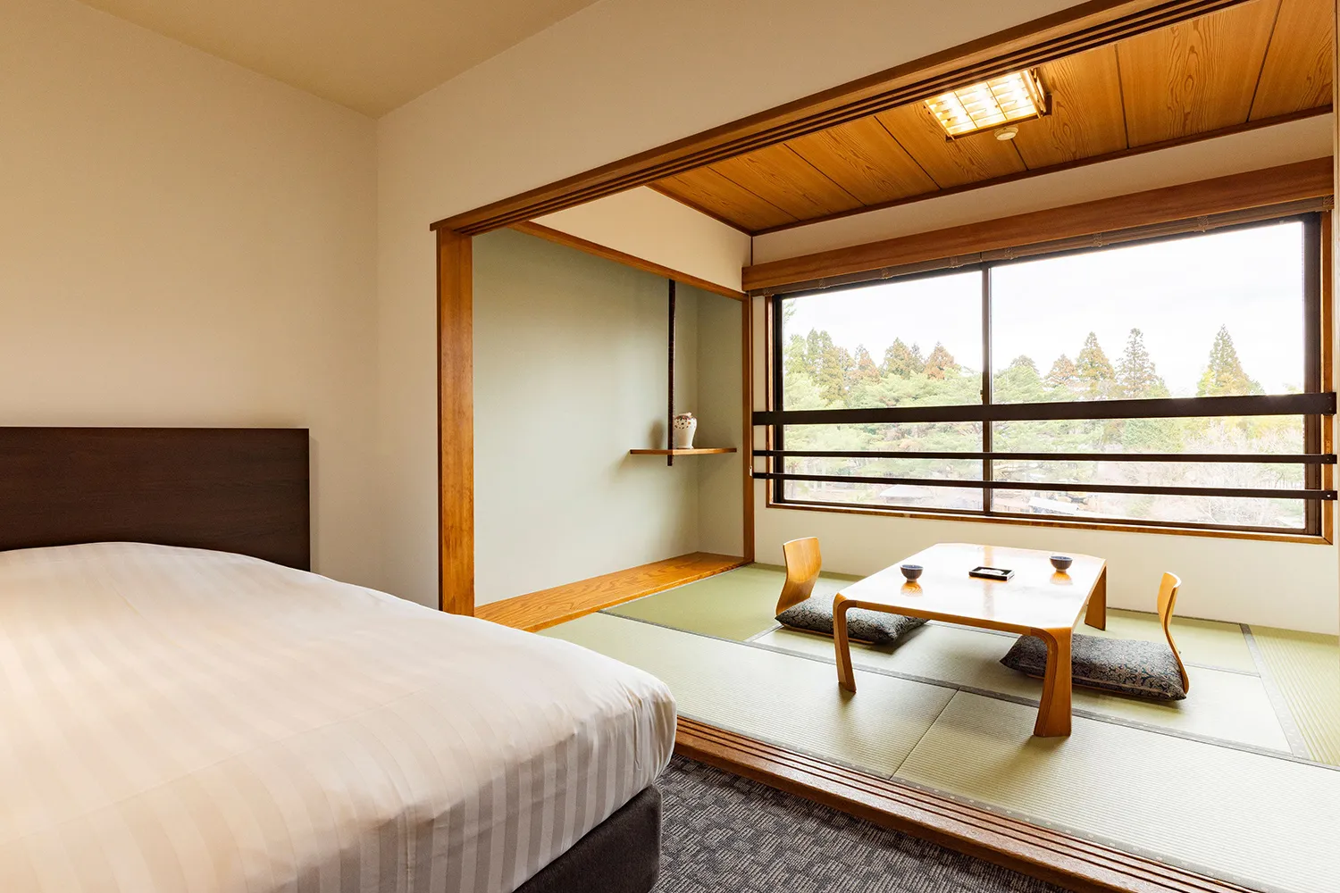 高層階和洋室 和室と洋室を備えた部屋