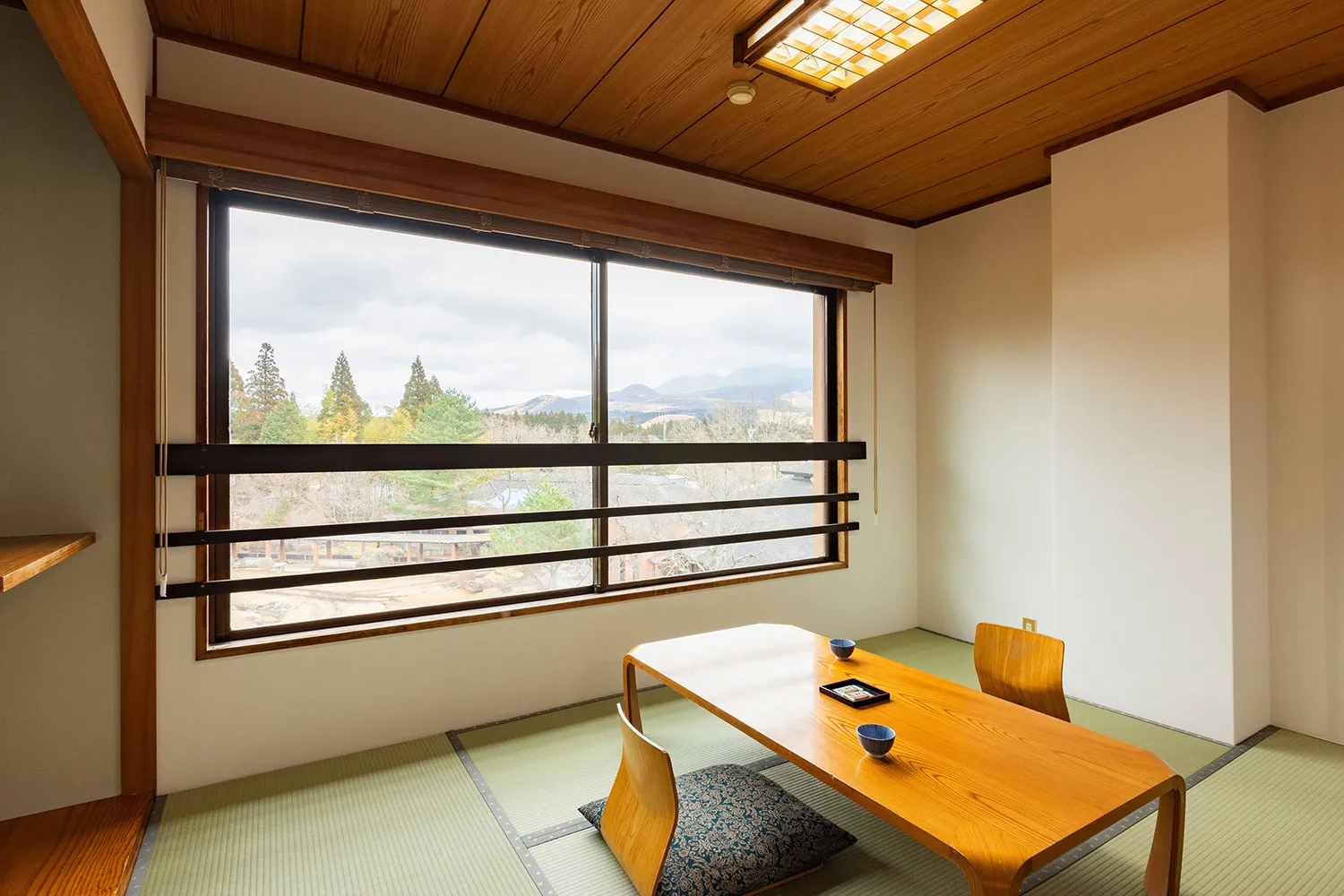 高層階和洋室 和室と洋室を備えた部屋