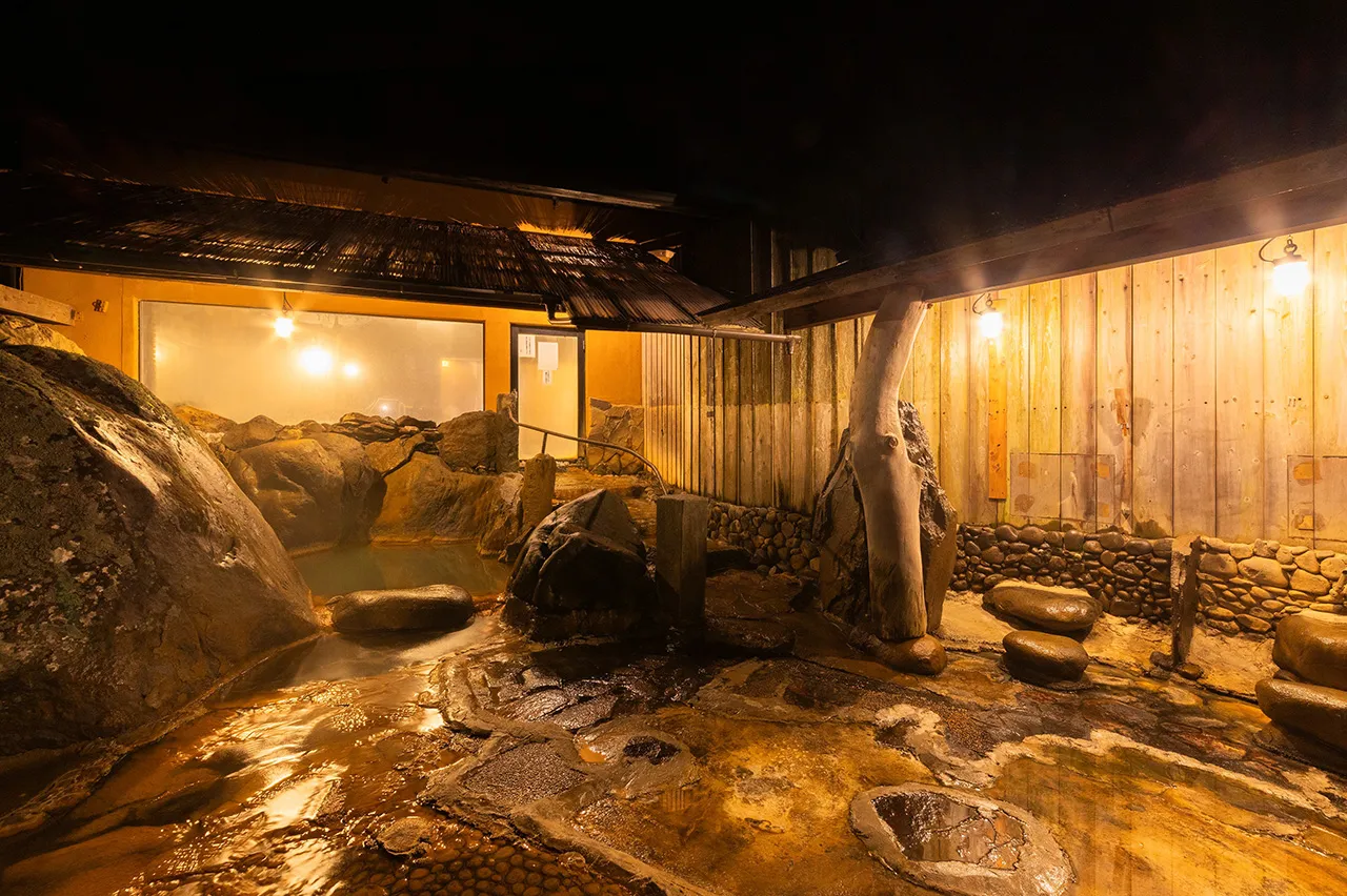 源泉かけ流しの緑白色の濁り湯