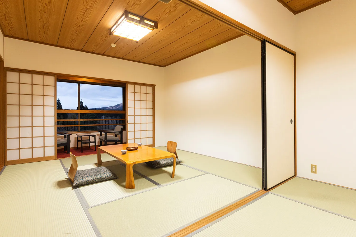 最上階和室12畳 眺望良好で優雅な庭園を望む