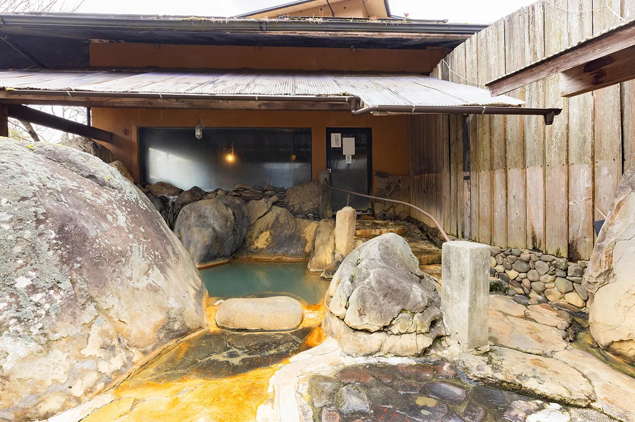 日本庭園を望む露天風呂