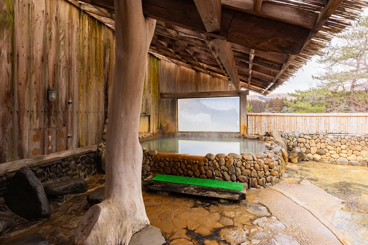 源泉かけ流しの緑白色の濁り湯