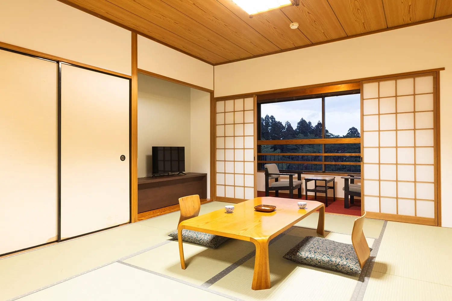 最上階和室12畳 眺望良好で優雅な庭園を望む