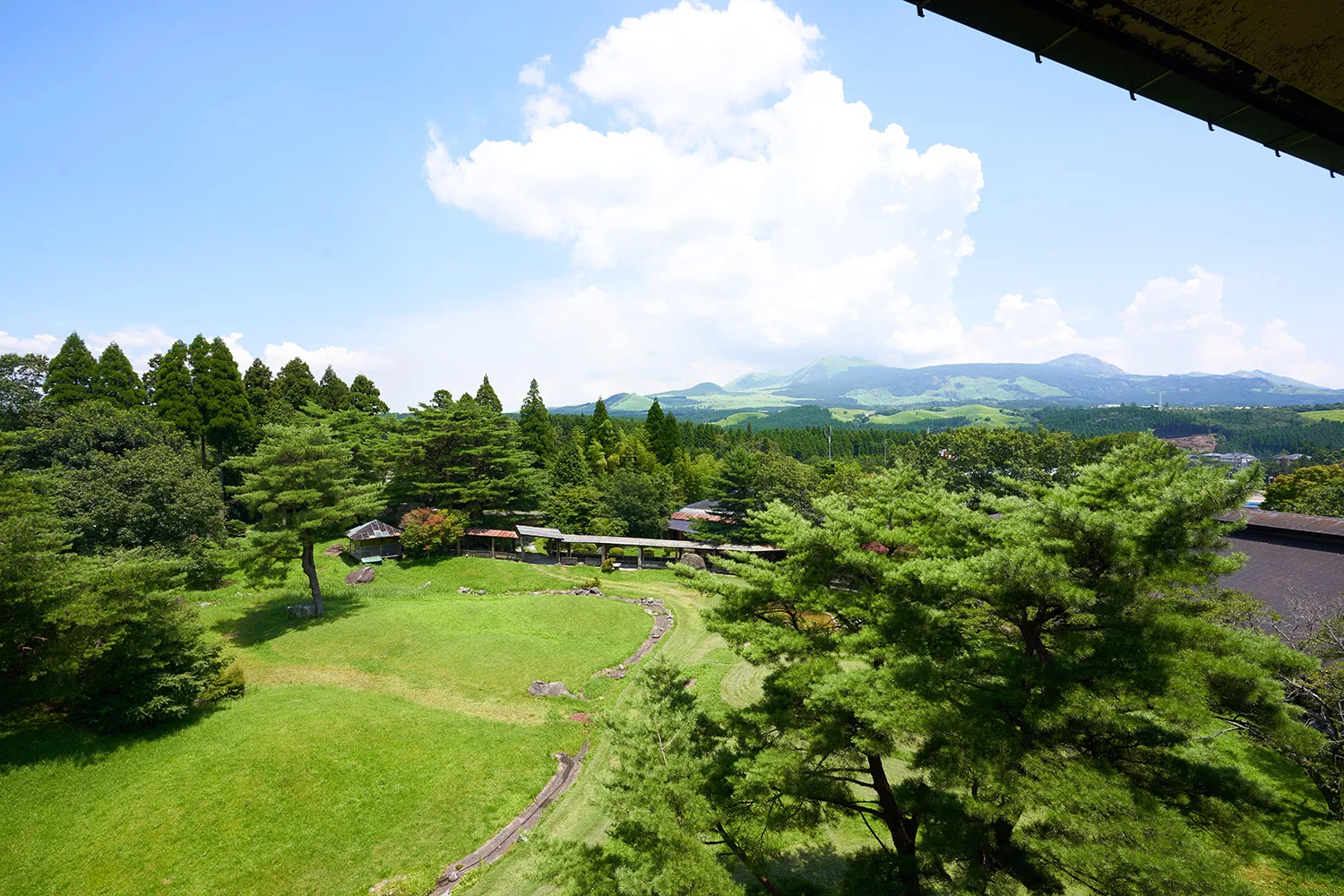 最上階和室12畳 眺望良好で優雅な庭園を望む