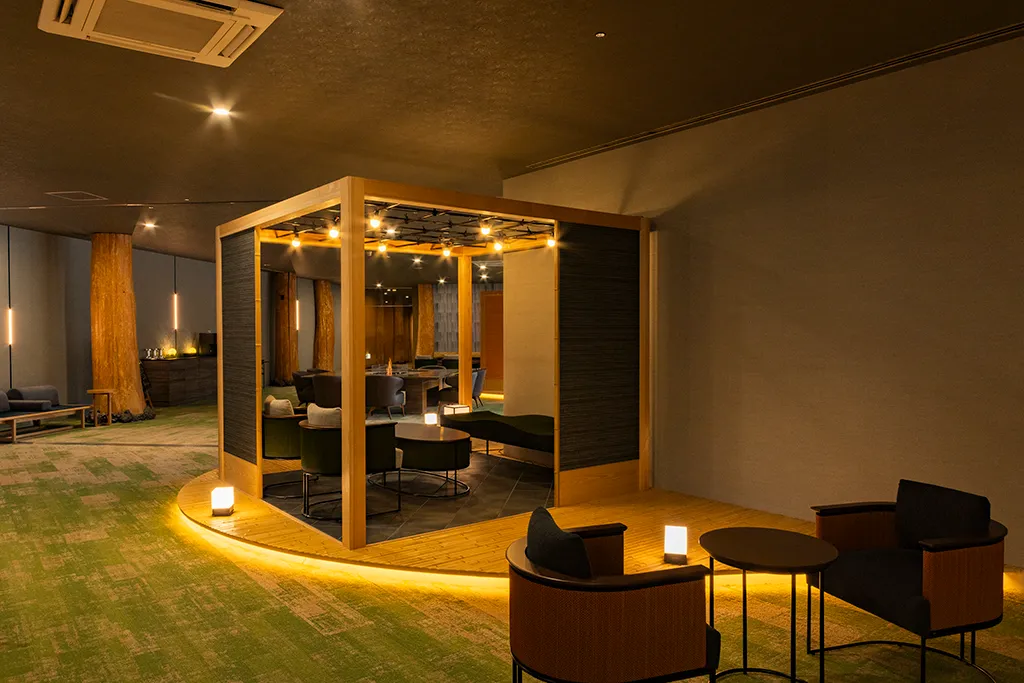 リニューアルされたモダンな空間のロビーラウンジ