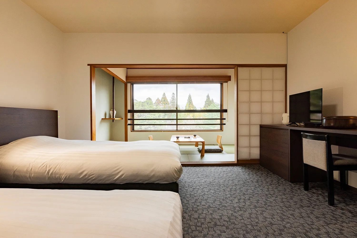 高層階和洋室 和室と洋室を備えた部屋